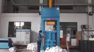 Вертикальный пресс  для текстиля, одежды, шерсти и хлопка в работе